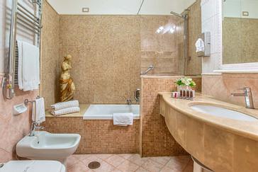 Hotel Forum | Rome | bagno d'hotel a roma elegante 4