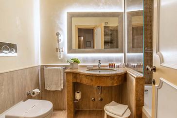 Hotel Forum | Rome | bagno d'hotel a roma elegante 1